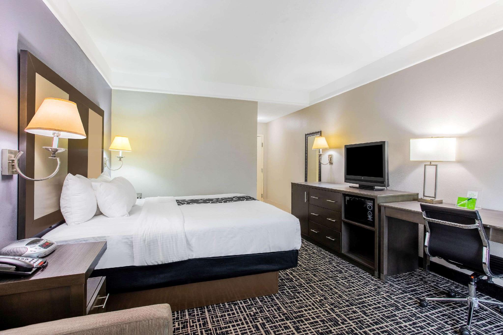 La Quinta Inn & Suites Fultondale Bagian luar foto