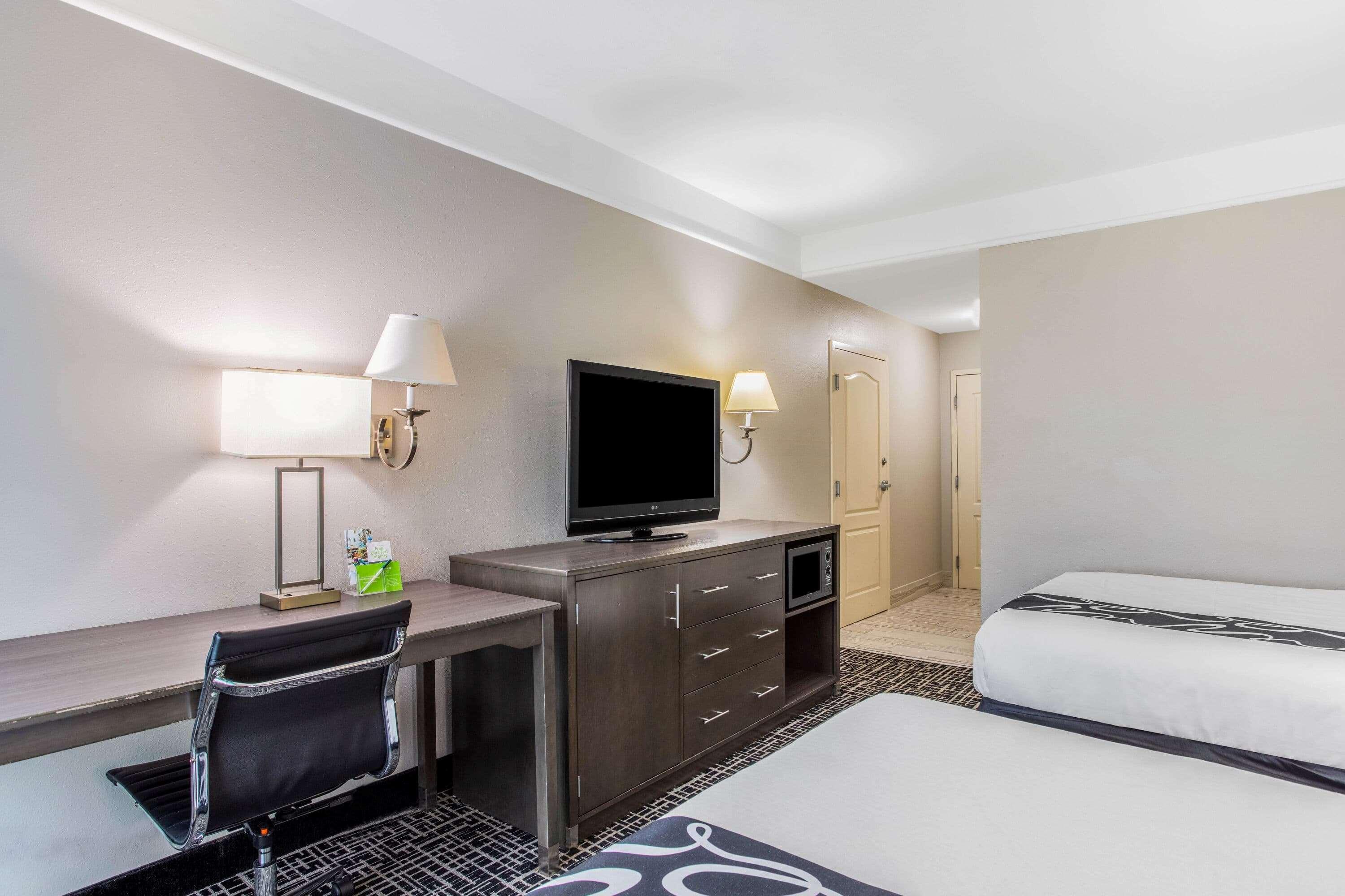 La Quinta Inn & Suites Fultondale Bagian luar foto
