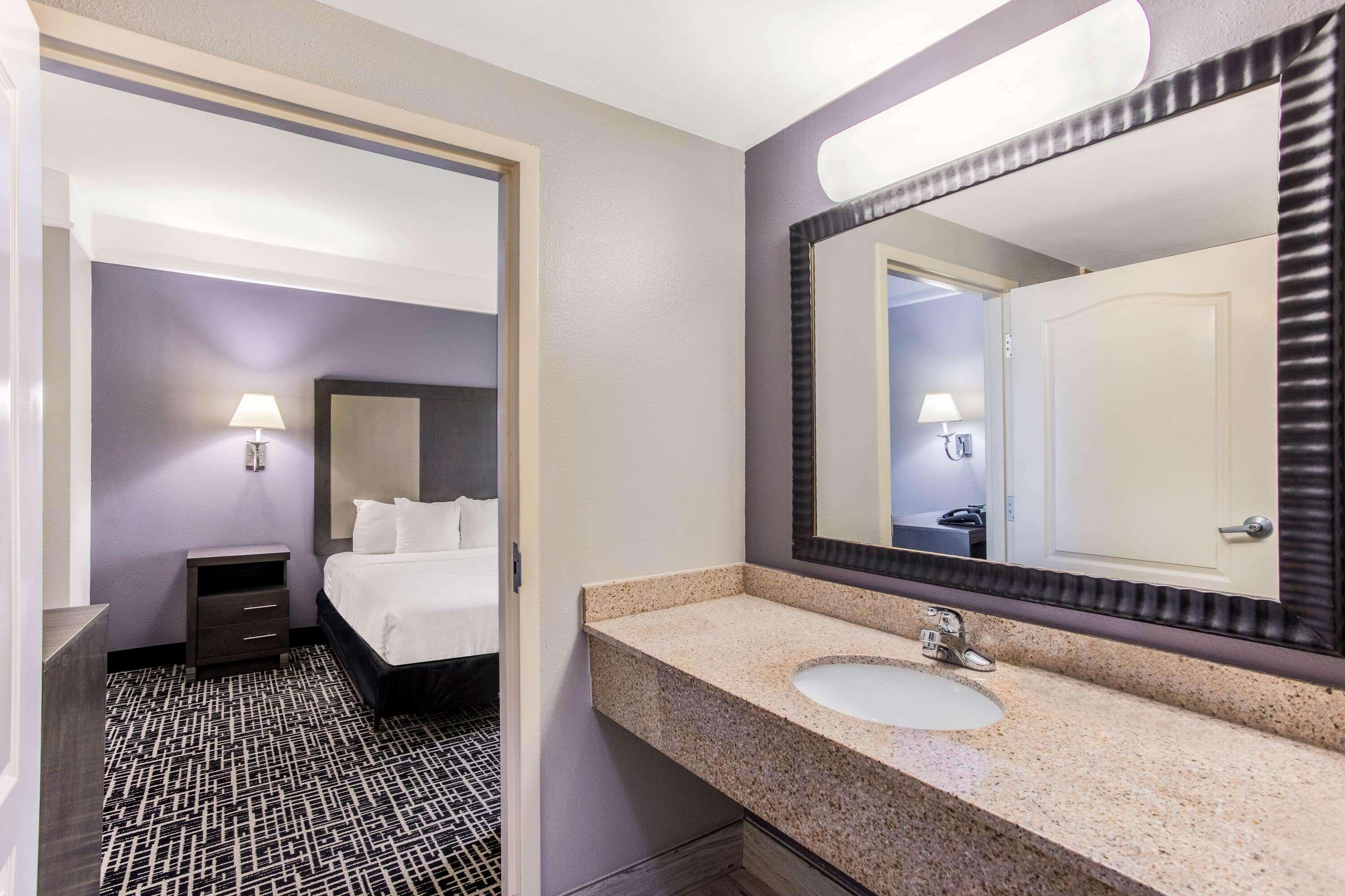 La Quinta Inn & Suites Fultondale Bagian luar foto